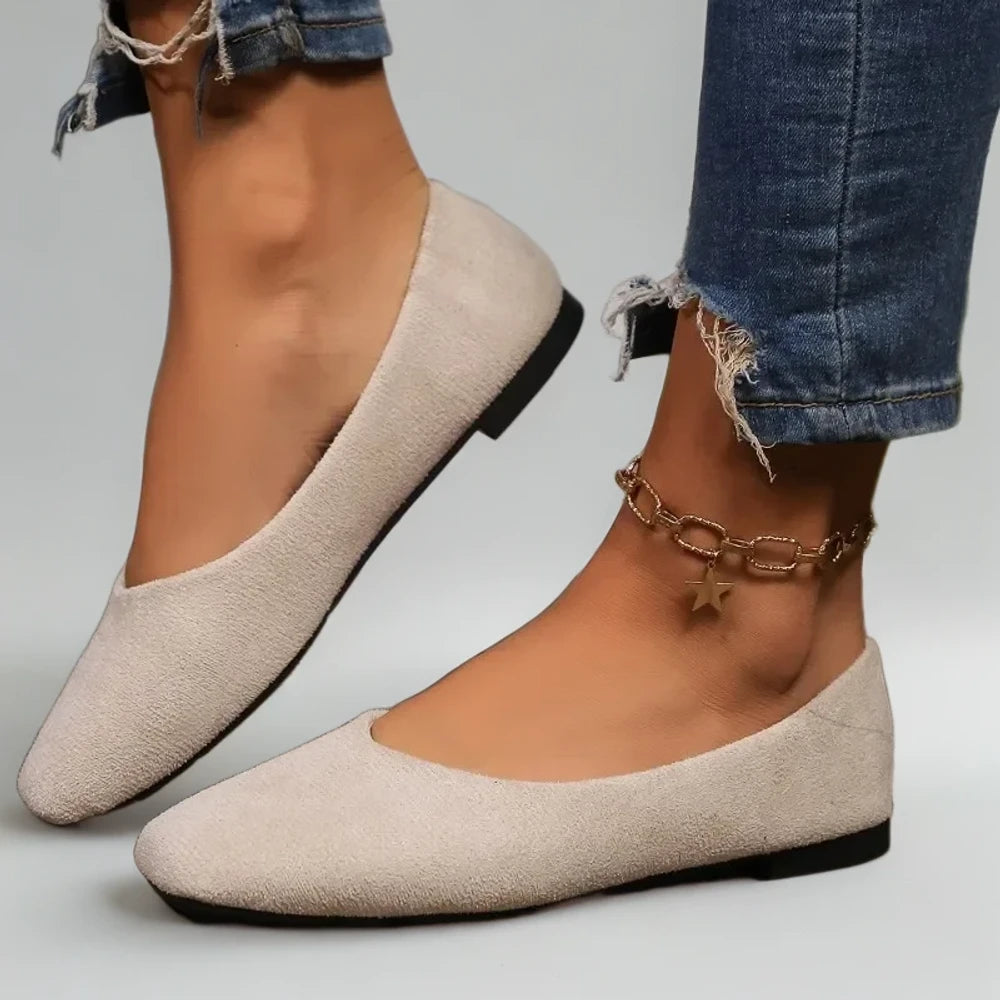 Mocassin femme élégant porté avec tenue de bureau professionnelle