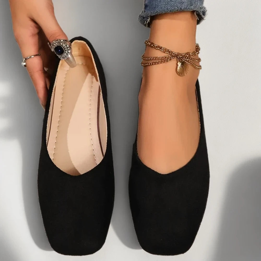 Paire de mocassins femme confortables en teintes variées côte à côte