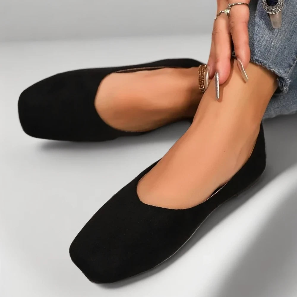 Vue de dessus du bout carré du mocassin femme affinant le pied