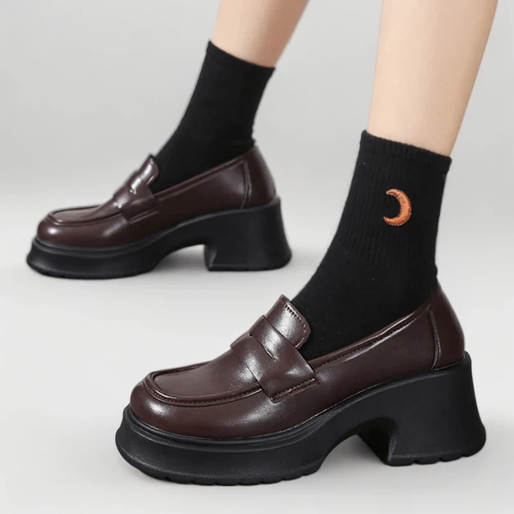 Mocassin cuir femme marron porté avec tenue de bureau élégante