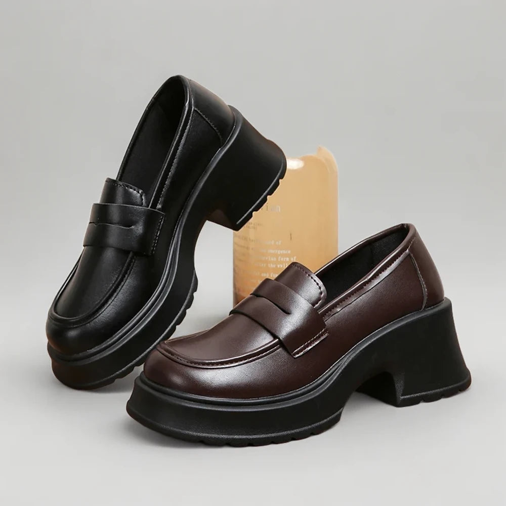 Détail du mocassin marron cuir femme mettant en avant la semelle confortable