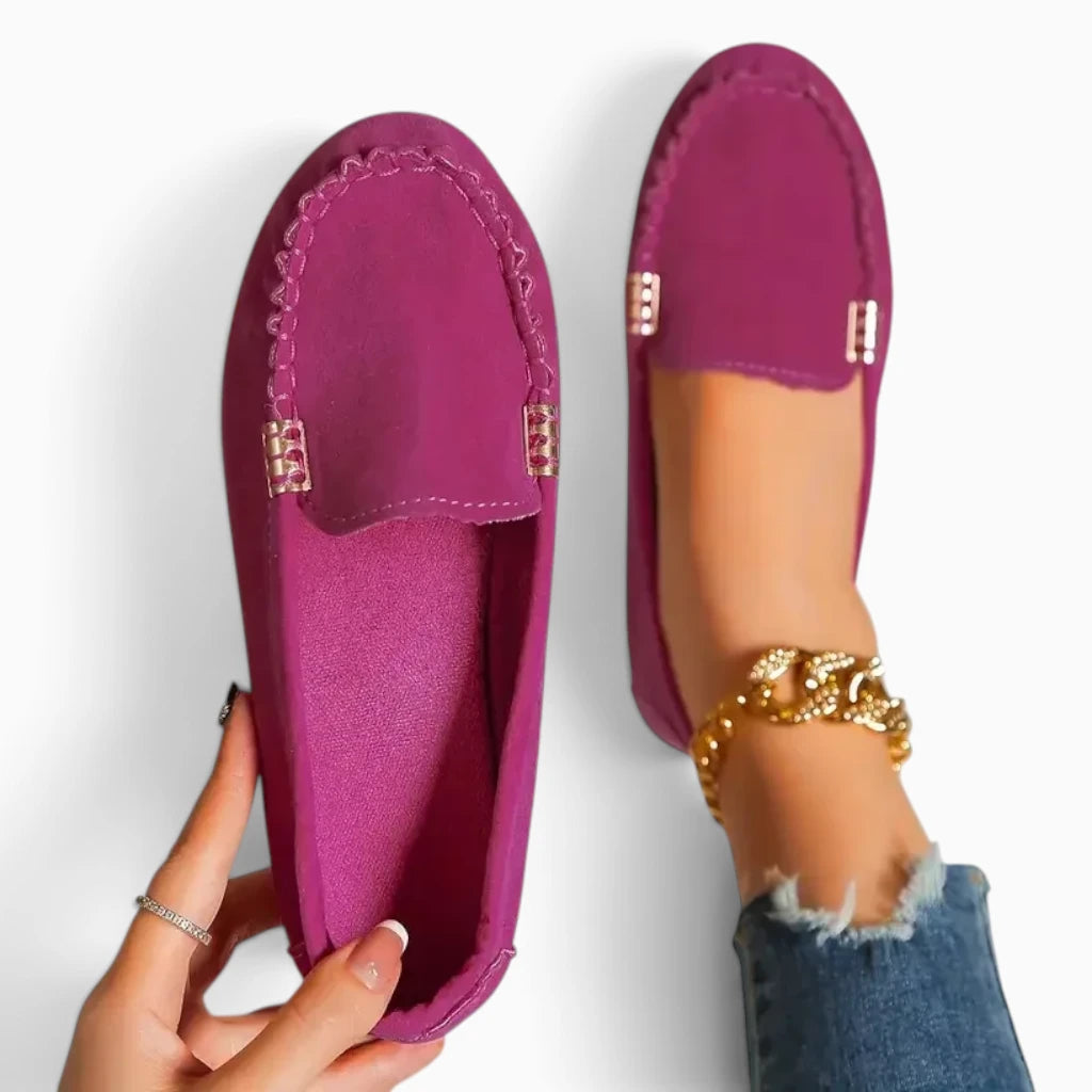 Mocassin femme daim luxe gris clair vue de profil