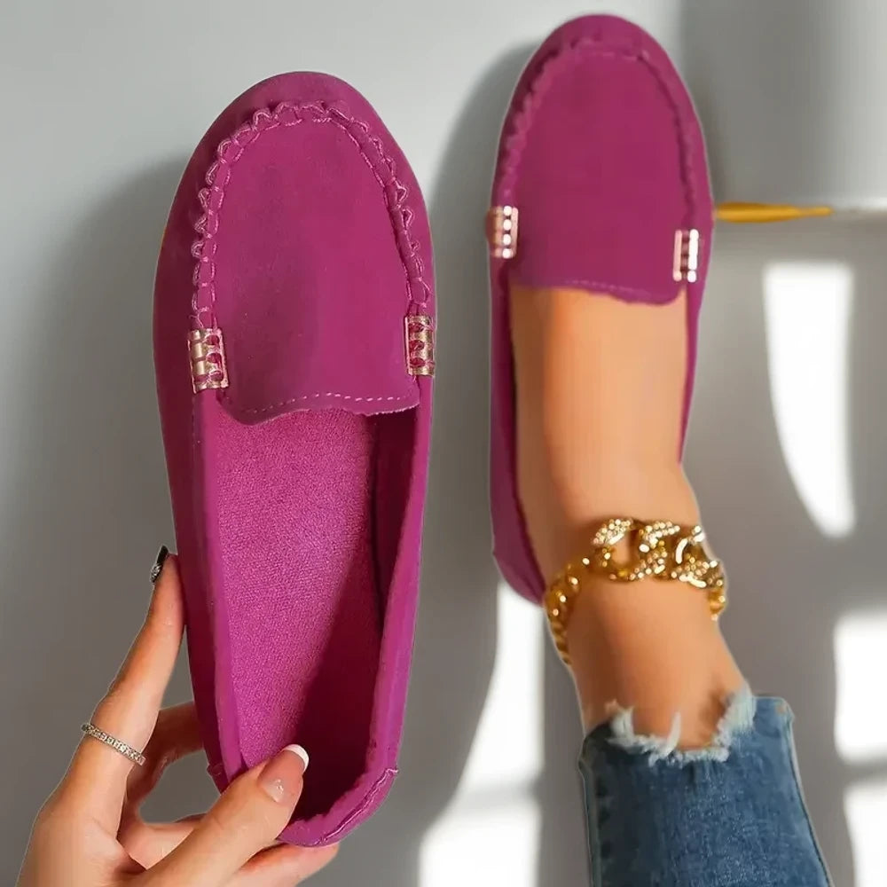 Mocassin daim femme couleur rouge, posé sur surface claire montrant l'ouverture confortable