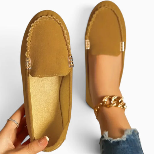Détail de la matière souple du mocassin daim luxe pour femme