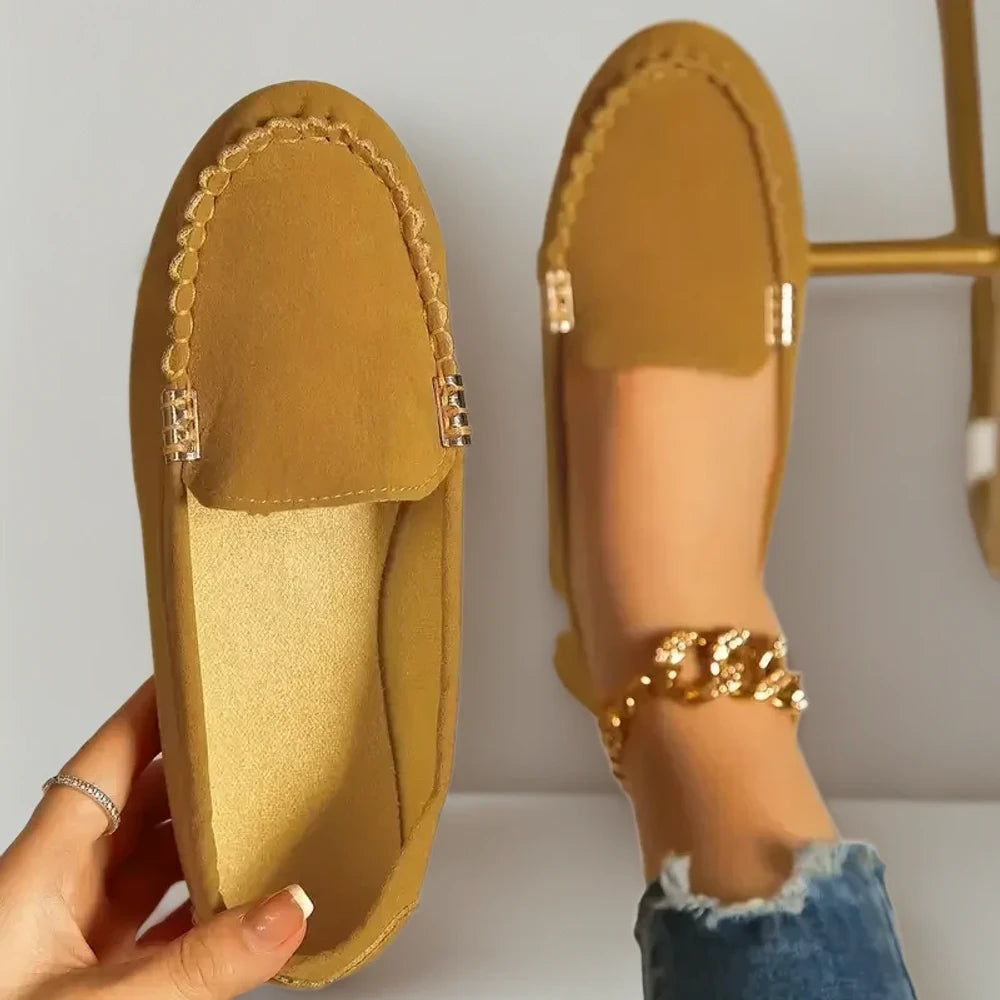 Détail de la matière daim doux du mocassin femme luxe, texture premium rapprochée