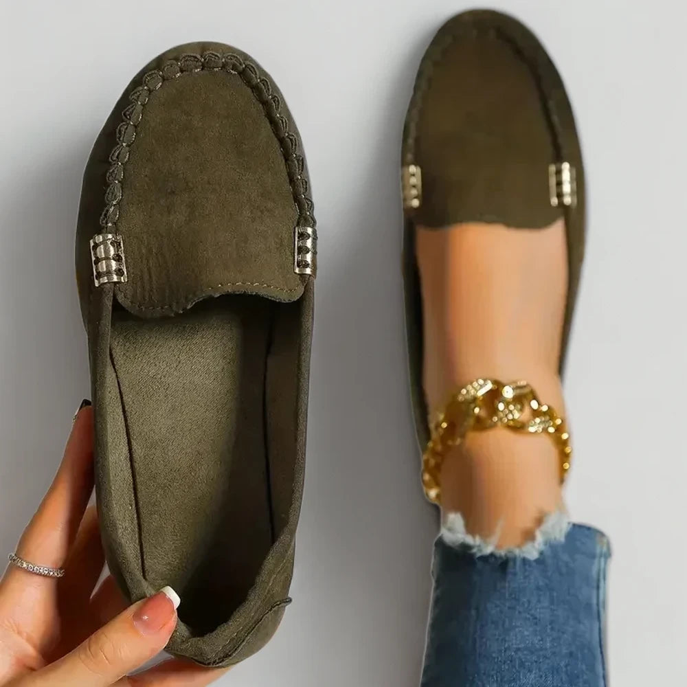 Mocassin femme daim confortable porté au quotidien, ambiance lifestyle casual