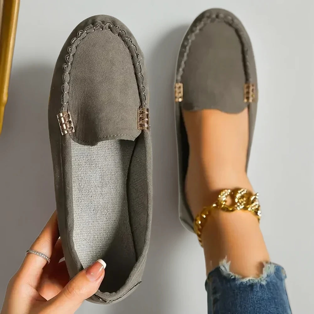 Mocassin daim femme avec pied dedans, démontrant l'ajustement pour pieds larges