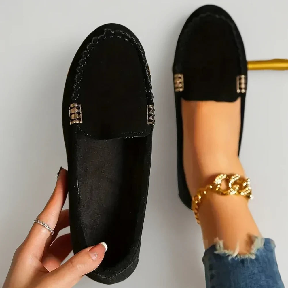 Mocassin confort femme daim sur sol, position de marche quotidienne naturelle