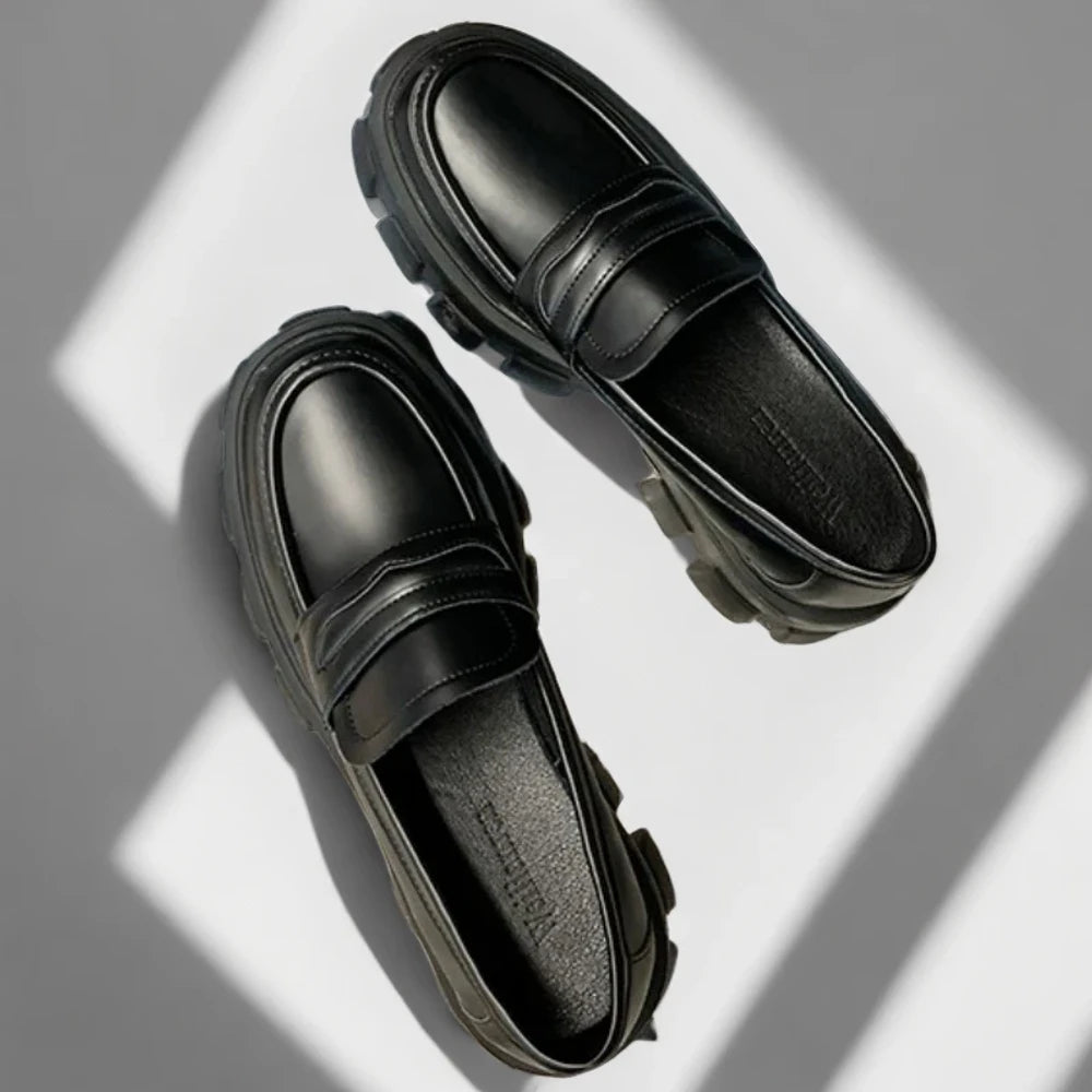 Mocassins femme grande pointure portés au bureau avec tenue professionnelle
