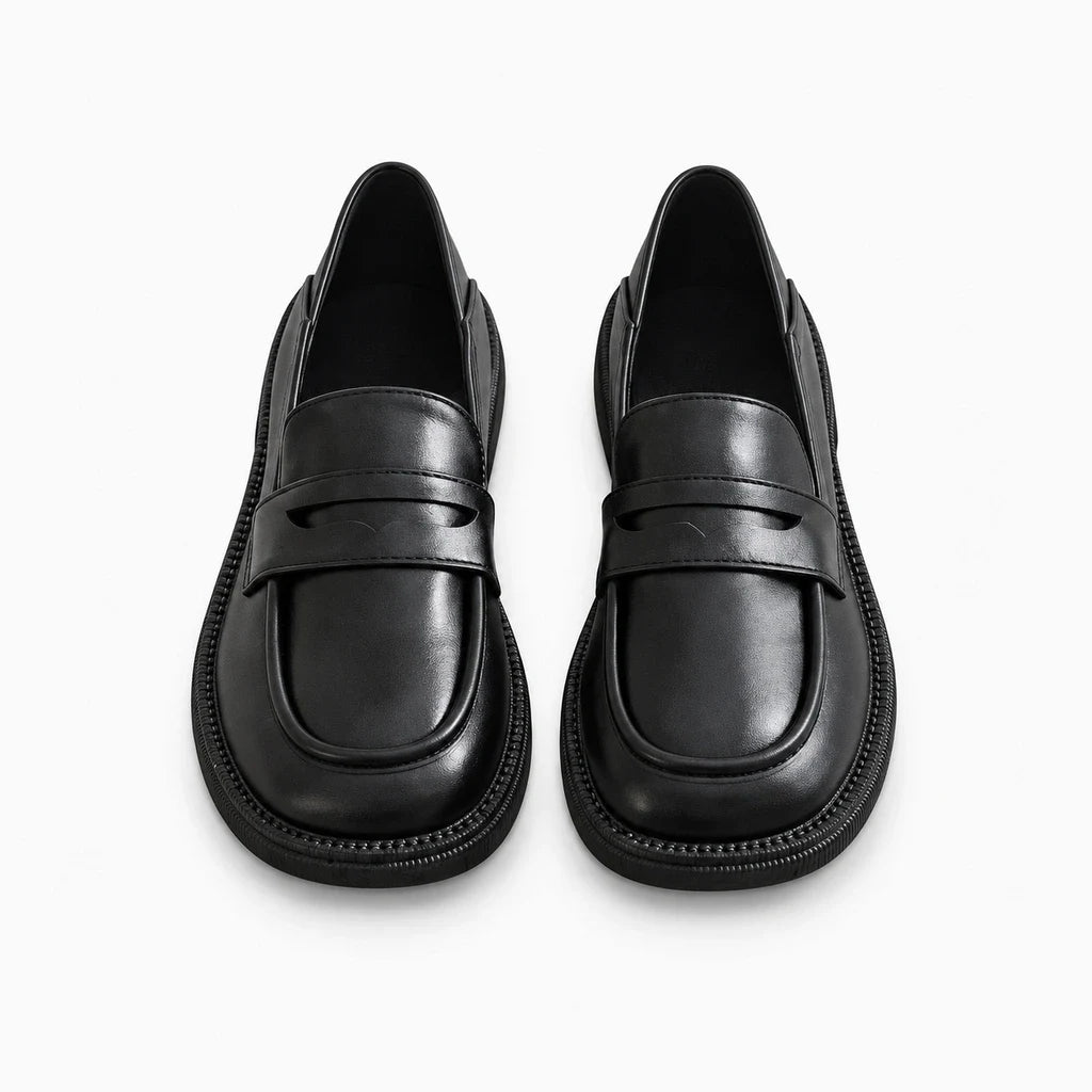 Paire de mocassins femme grosse semelle noirs vus de face