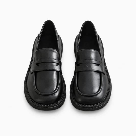 Paire de mocassins femme grosse semelle noirs vus de face