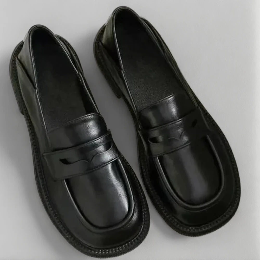 Mocassins femme grosse semelle vus de profil montrant le talon bas et la silhouette british