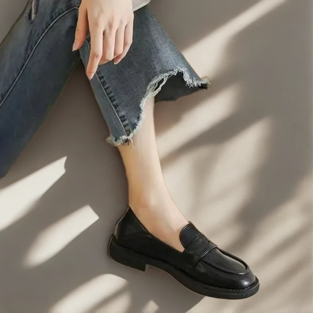 Mocassin grosse semelle femme porté au quotidien avec un jean décontracté