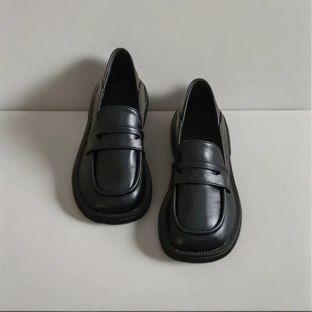 Vue de dessus du mocassin femme cuir noir mettant en avant la forme et le confort