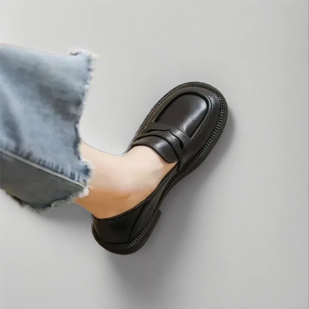 Mocassins femme grosse semelle associés à une tenue habillée et élégante