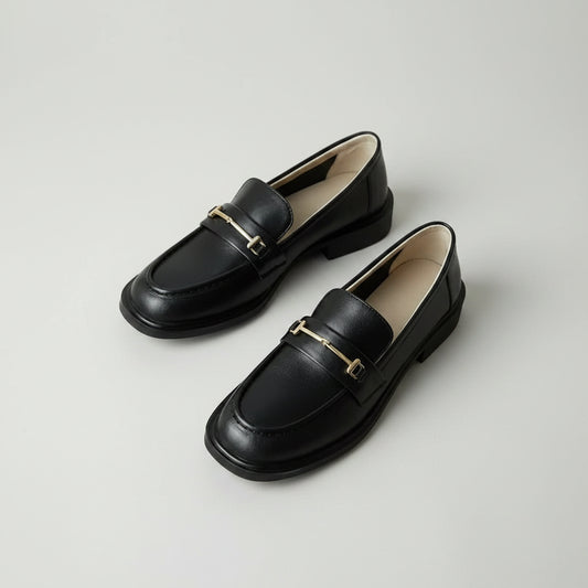 Mocassin montant femme cuir noir avec grosse semelle et chaîne dorée