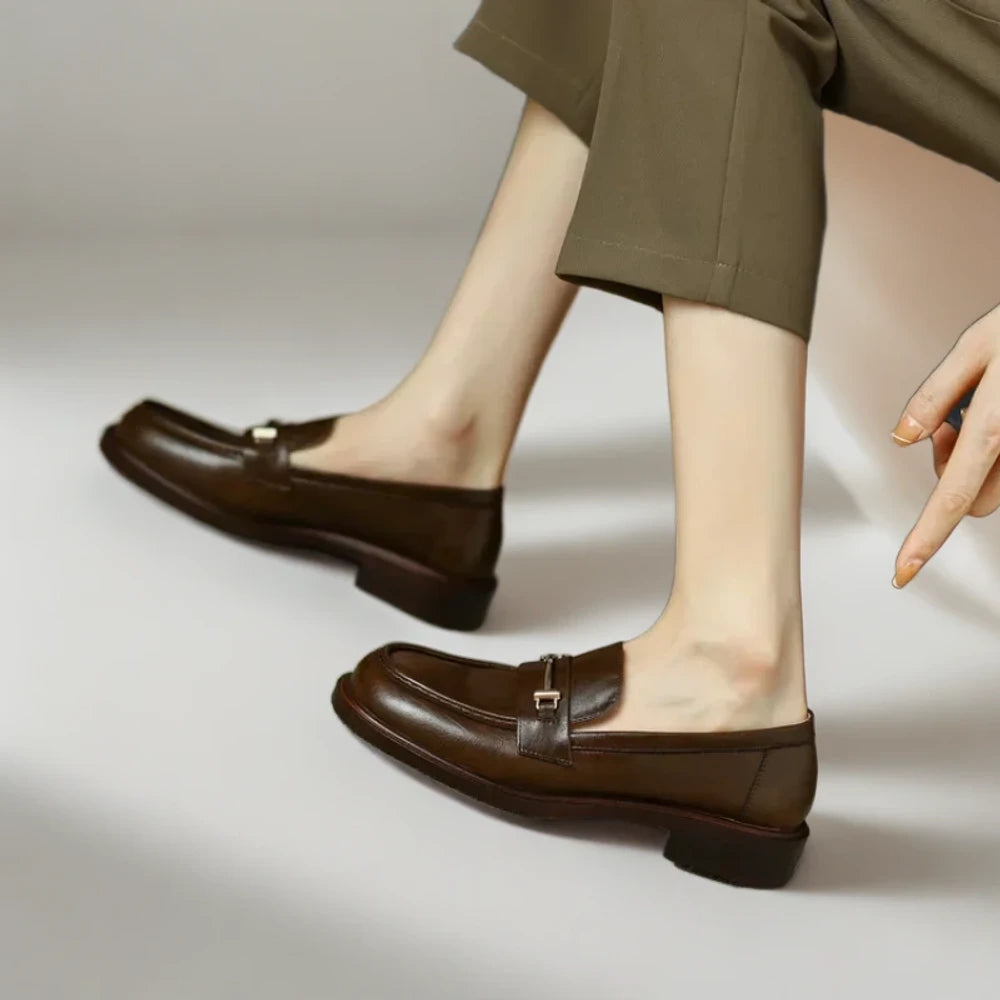 Détail de la chaîne métallique sur mocassin montant femme élégant