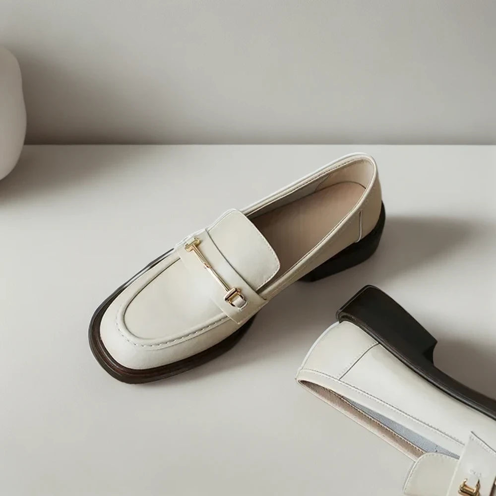 Femme portant mocassin montant noir avec grosse semelle au quotidien