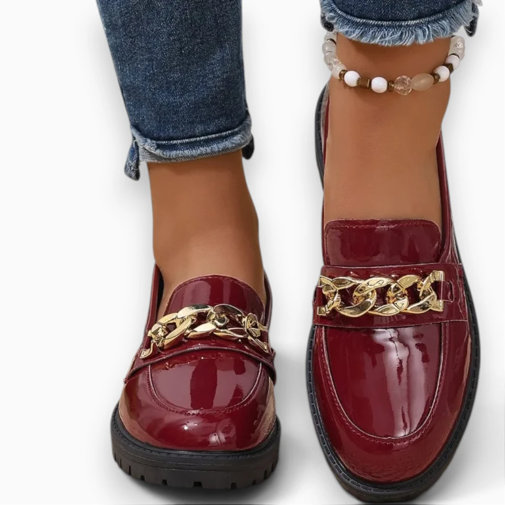 Mocassin féminin à silhouette arrondie et bouche profonde enveloppante