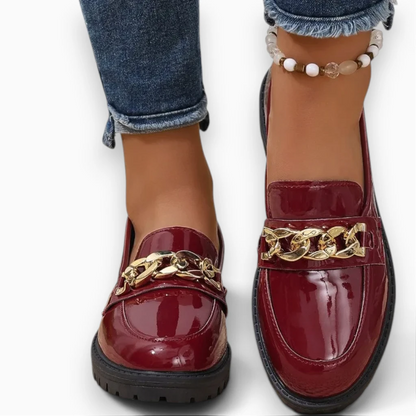 Mocassin féminin à silhouette arrondie et bouche profonde enveloppante