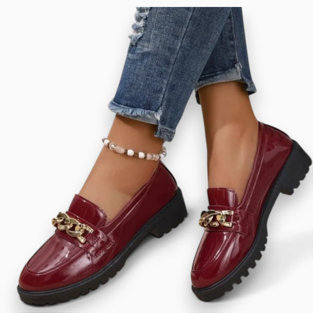 Mocassin femme élégant avec ornement chaîne métal, style épuré intemporel