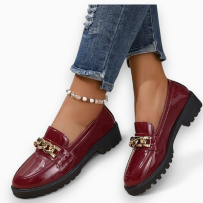 Mocassin femme élégant avec ornement chaîne métal, style épuré intemporel