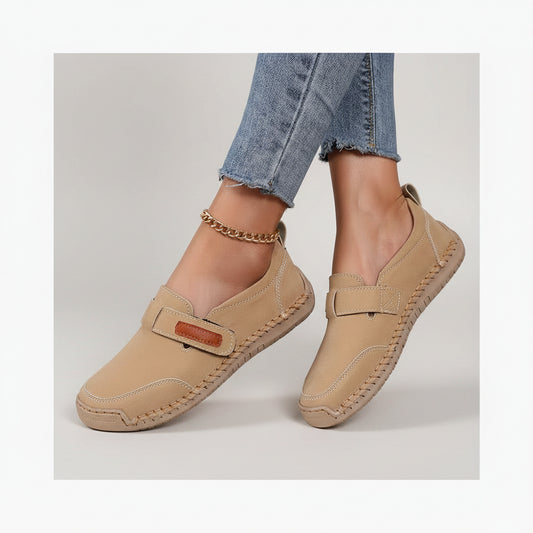 Mocassin femme moderne en daim marron clair, vue de profil