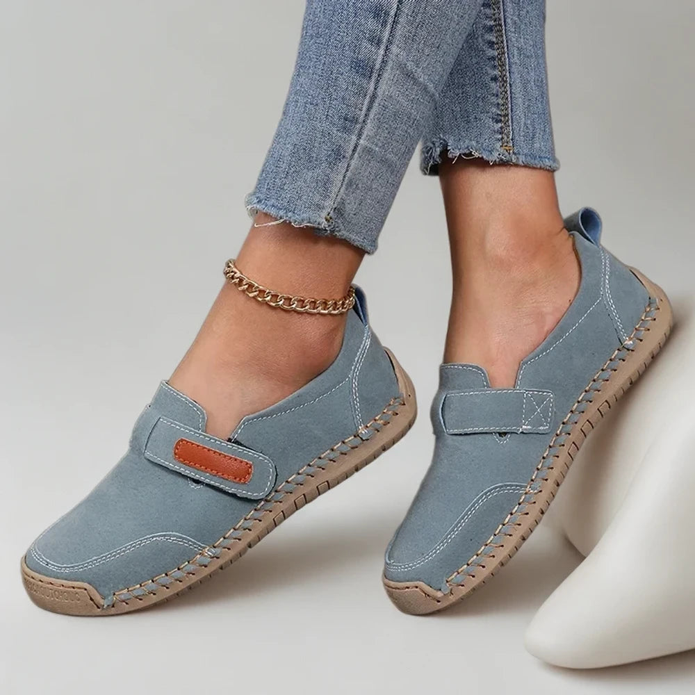 Mocassin moderne femme noir, porté avec un jean et blazer