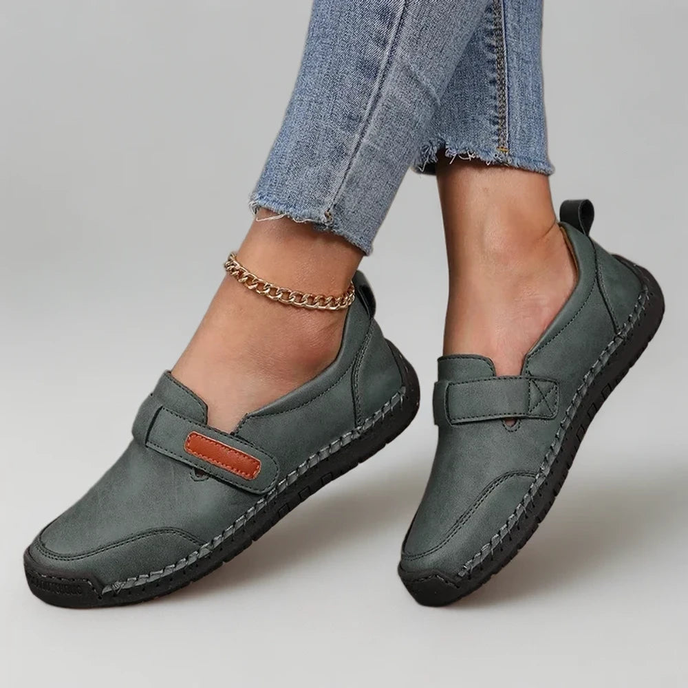 Détail de la matière daim du mocassin femme moderne