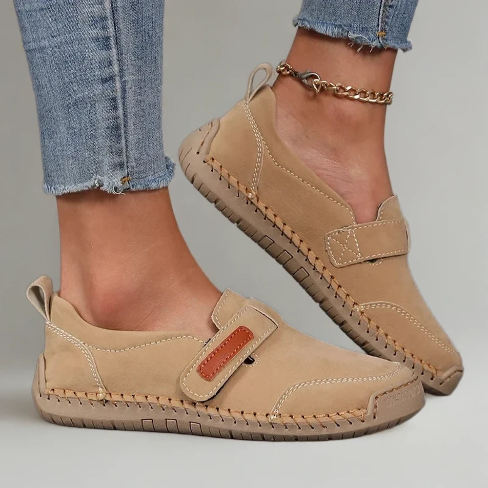 Paire de mocassins modernes femme en daim, style décontracté