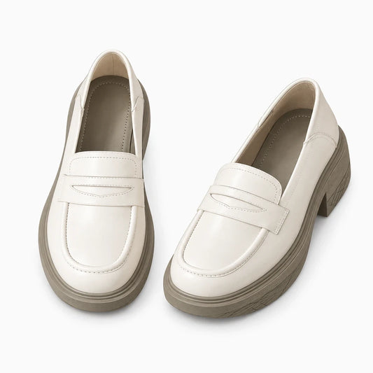 Mocassin femme cuir noir à semelle épaisse, vue de profil