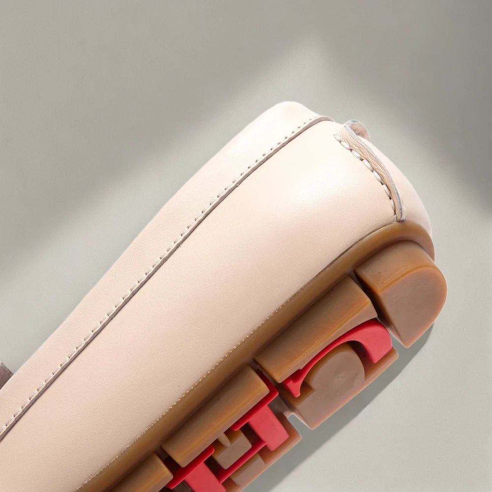 Mocassin femme original porté avec tenue de bureau chic