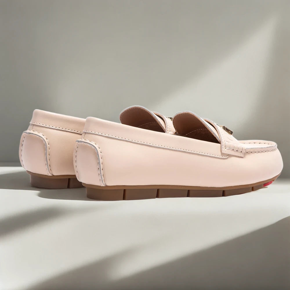 Vue de dessus mocassins femme originaux en coloris beige et noir