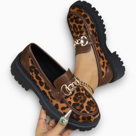 Mocassin femme semelle compensée motif léopard vue de profil