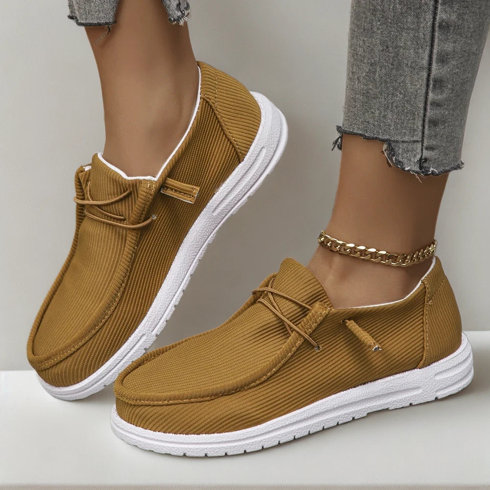 Mocassin semelle épaisse femme en coloris bleu marine sur fond blanc