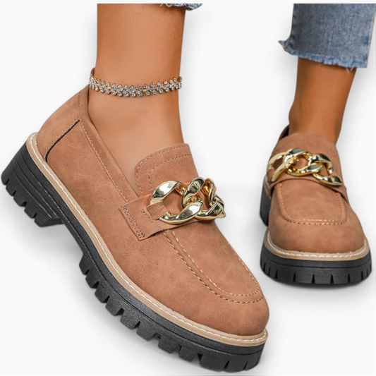 Mocassin femme talon compensé marron avec silhouette souple épousant la forme du pied