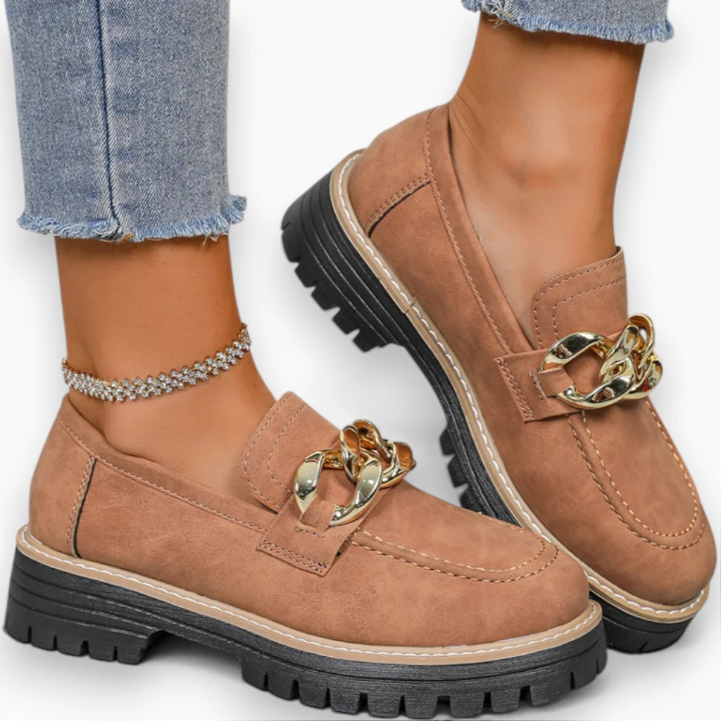 Paire de mocassins femme avec talon compensé porté au bureau sur pantalon professionnel