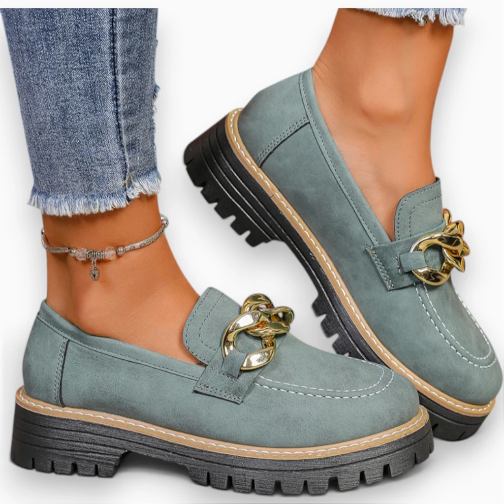 Détail de la semelle et du talon compensé d'un mocassin femme offrant stabilité et confort