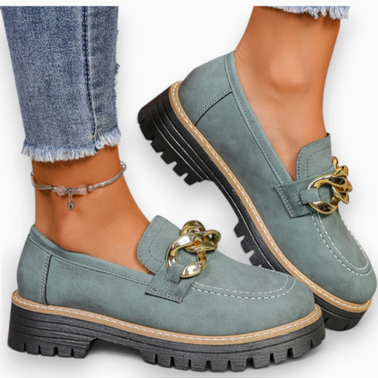Détail de la semelle et du talon compensé d'un mocassin femme offrant stabilité et confort