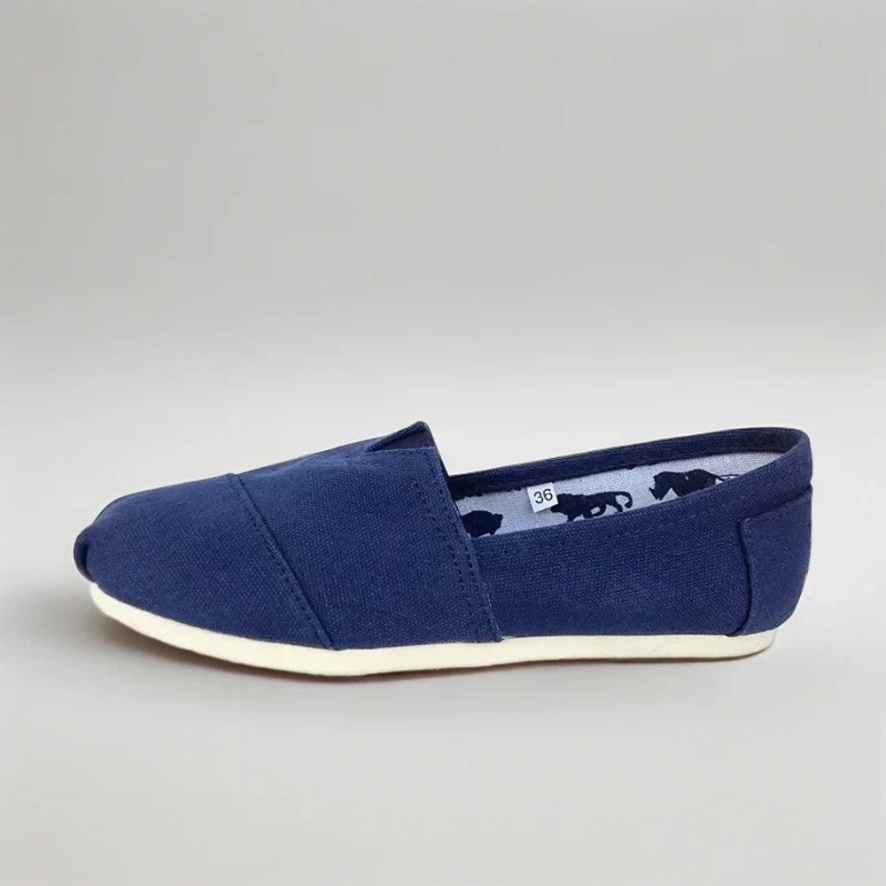 Mocassins femme tendance portés en tenue estivale décontractée en ville