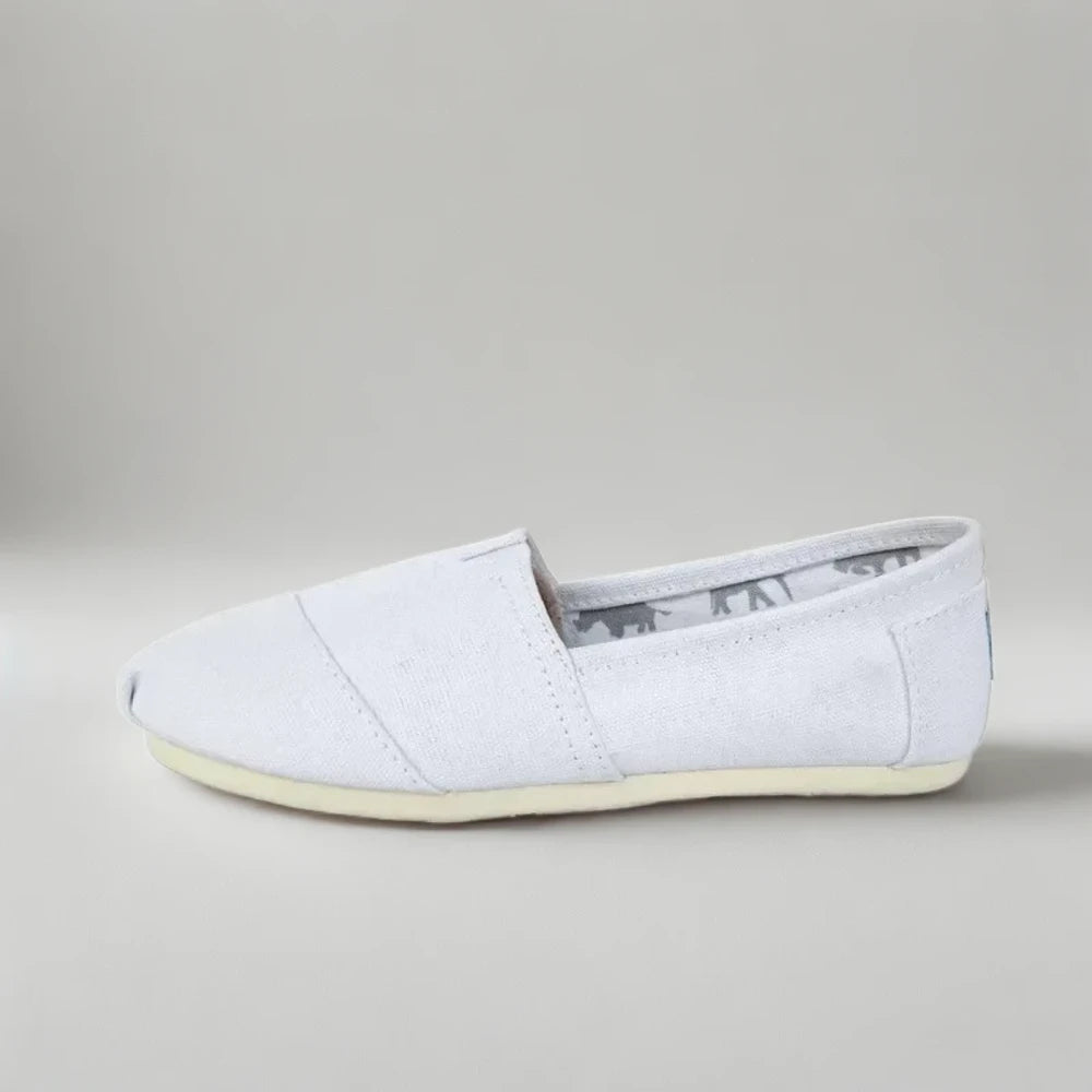 Mocassin femme vue de dessus, style minimaliste et finitions soignées