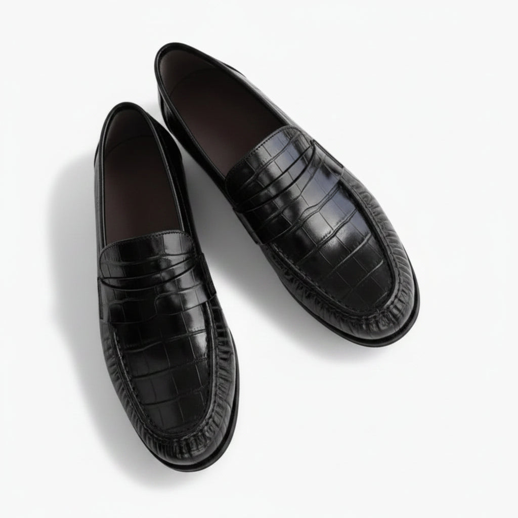 Mocassin femme verni noir brillant porté avec costume de bureau professionnel