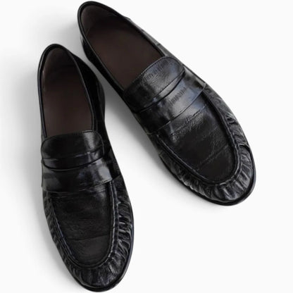 Mocassin femme en cuir noir à dessus froncé, vue de dessus