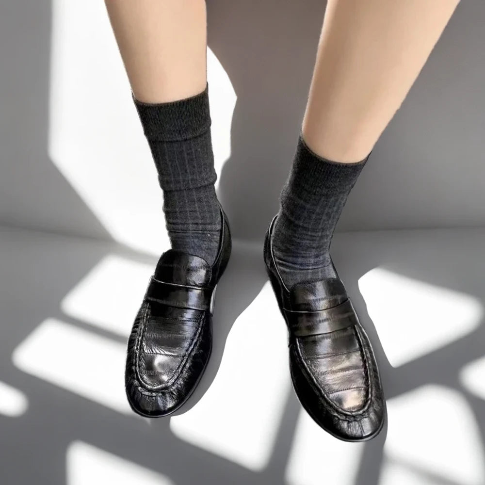 Mocassins vernis noir pour femme vue de dessus montrant la finition brillante
