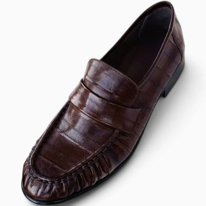 Mocassin femme en cuir bordeaux, profil trois quarts