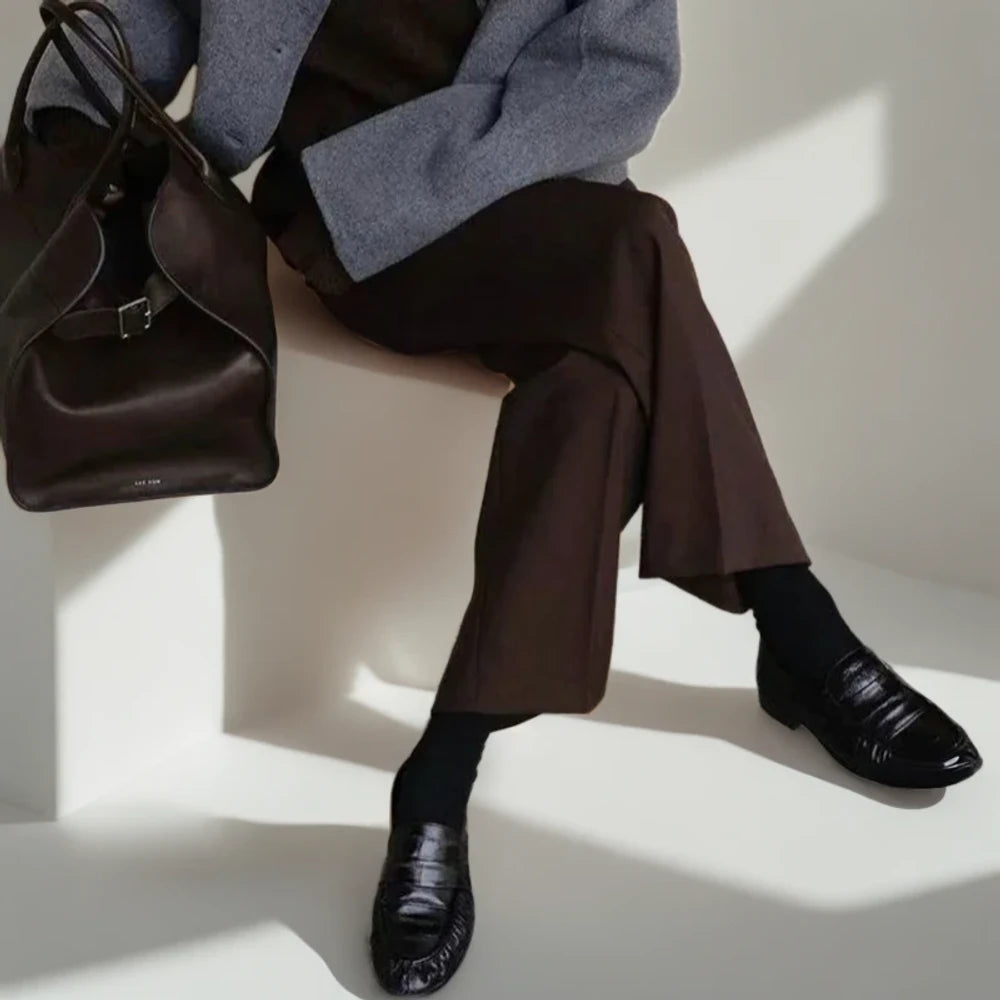 Mocassin verni noir femme détail du talon épais stable et confortable