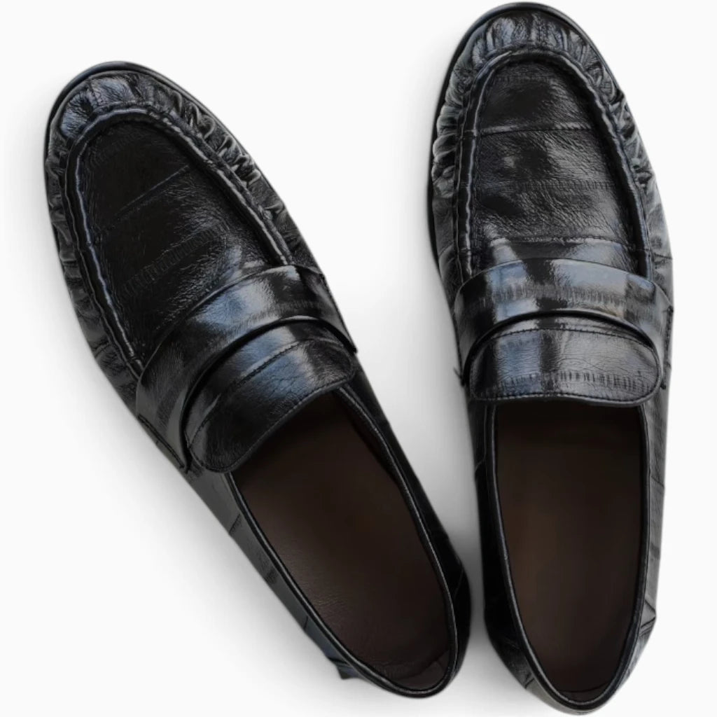Paire de mocassins femme en cuir noir, bride plate sur le dessus