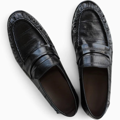 Paire de mocassins femme en cuir noir, bride plate sur le dessus