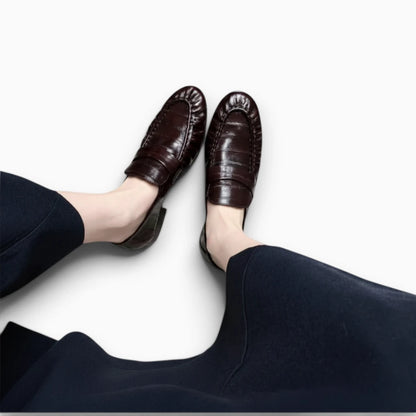 Mocassin femme en cuir bordeaux porté, semelle plate