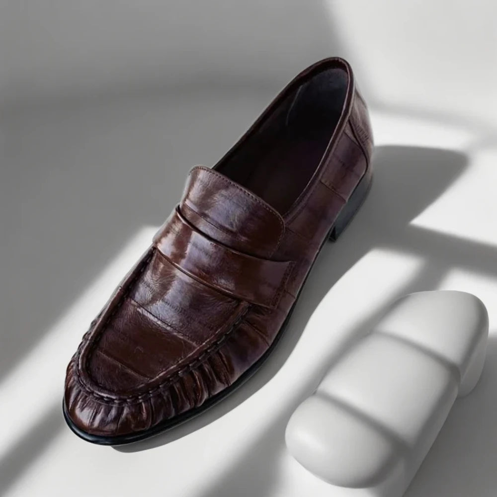 Mocassin noir vernis femme élégant porté en tenue décontractée